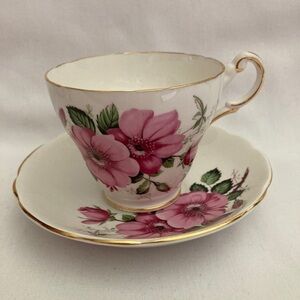Vintage tea cup and saucer. Roses Regency shabby chic